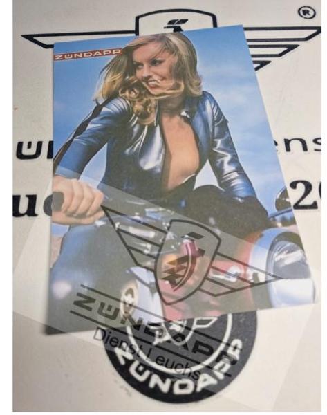 Repro Postkarte " Zündapp Girl " auf der KS 50 Syringia-Rot 1975